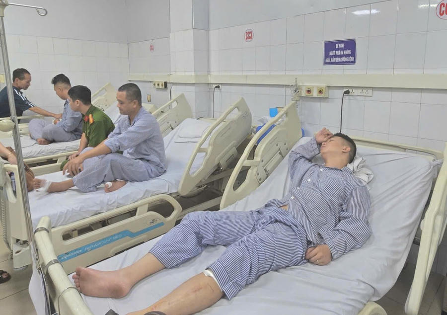 Anh Đinh Đức Hiệp ( ngoài cùng) đang nằm điều trị tại Bệnh viện Đa khoa tỉnh Quảng Ninh. Ảnh: Nguyễn Quang.