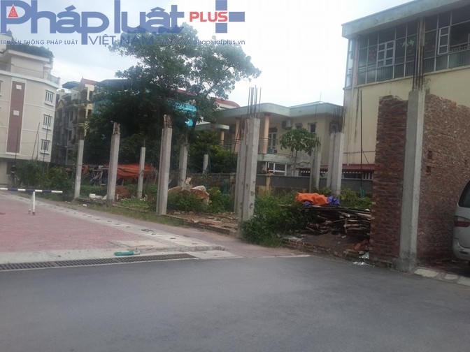 Phần đất chưa được giải tỏa khiến giao thông không đảm bảo.