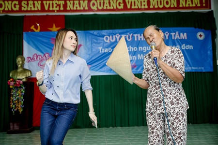 Nữ ca sĩ đã tình nguyện múa phụ họa khi bà cụ đang thể hiện một ca khúc nhạc trẻ sôi động ngay trên sân khấu.