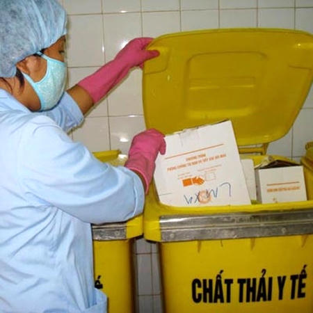 Các trường hợp vi phạm quy định về quy trình xử lý chất thải y tế nguy hại đã bị Ban lãnh đạo Bệnh viện Bạch Mai xử lý. (Ảnh minh họa).