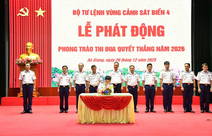 Đại diện các cơ quan, đơn vị ký kết giao ước thi đua