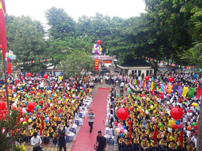 Các bạn học sinh khối lớp 6 được ưu tiên ngồi tại khu vực trung tâm.