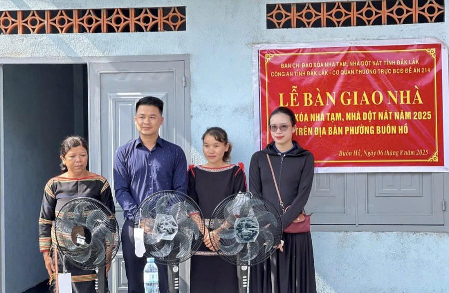 Đại diện các hộ lên nhận bàn giao nhà.