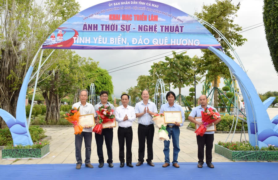 Ông Nguyễn Hồ Hải – Bí thư Tỉnh ủy (thứ 3 từ phải sang) và ông Phạm Văn Thiều – Phó Bí thư Tỉnh ủy, Chủ tịch HĐND tỉnh trao Bằng khen cho các tác giả có tác phẩm xuất sắc đoạt giải cấp Quốc gia.