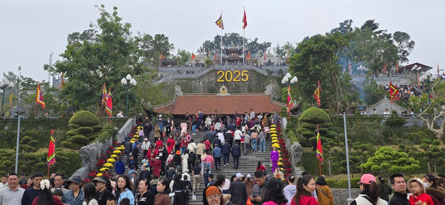 Người dân nô nức đến chùa hành lễ, cầu năm mới bình an và may mắn