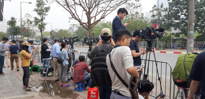 Rất đông Phóng viên các hãng Thông tấn đã có mặt chờ đợi.