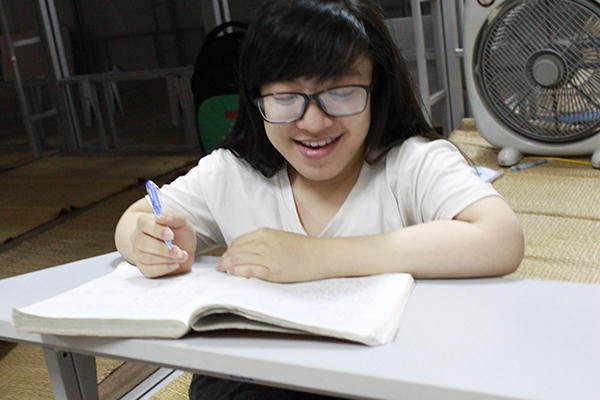 Dù không được khỏe mạnh như các bạn khác nhưng Hải luôn lạc quan và yêu đời khiến người khác phải ngưỡng mộ.
