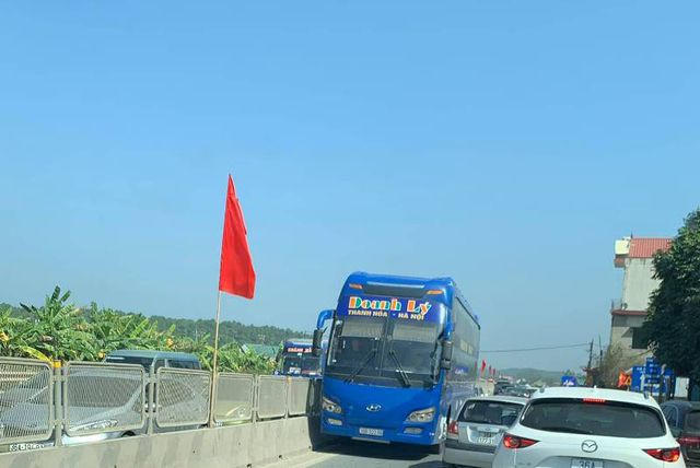 Xe khách chạy tuyến Thanh Hóa - Hà Nội mang tên Doanh Lý đi ngược chiều. (Ảnh: Otofun).