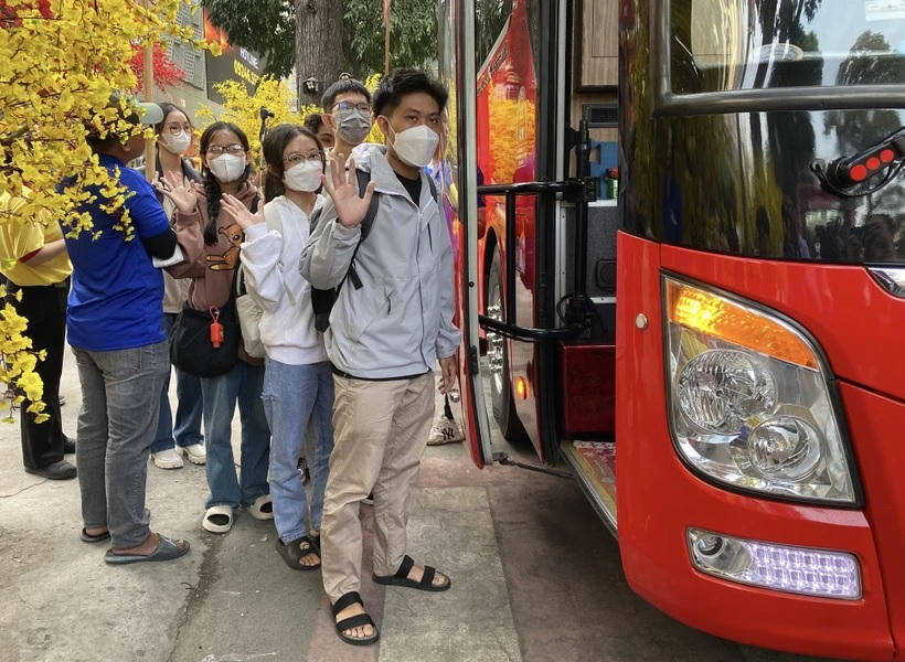 Sinh viên háo hức lên các chuyến xe về quê đón Tết. (Ảnh: Hồng Giang/TTXVN)
