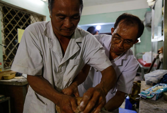 Đem ch&acirc;n tặng khắp thế gian
