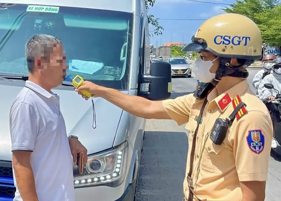 CSGT Công an tỉnh Đồng Nai kiểm tra nồng độ cồn tài xế. Ảnh: Bảo Long