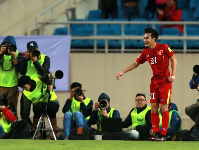 Văn Toàn tỏa sáng với 2 bàn thắng trong hiệp 1.