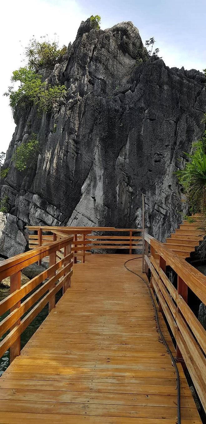 Để thân thiện với môi trường, chủ đầu tư đã cho thay thế, lát gỗ toàn bộ đường dạo quanh đảo.