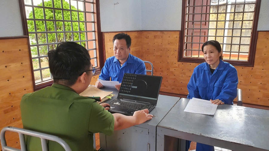 Cặp vợ chống đối tượng Huỳnh Tấn Kiệt và Đoàn Thị Vi Hạ tại cơ quan công an TP Buôn Ma Thuột.