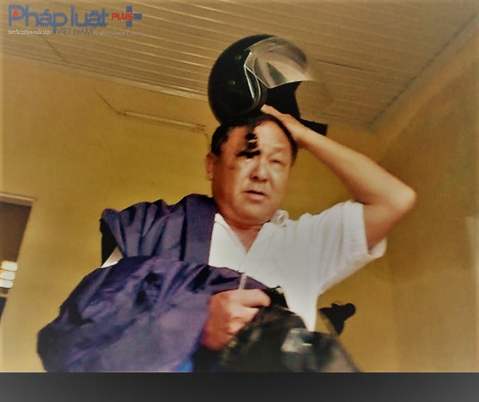 Ông Nguyễn Duy Ba -Trạm trưởng Y tế xã Phúc Ninh vội vã vơ mũ áo lảng tránh báo chí (Ảnh: Tiến Vũ)