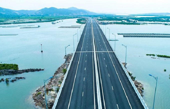 Cầu Bạch Đằng tổng chiều dài 5,4km, điểm đầu thuộc địa phận Đầm Nhà Mạc (Thị xã Quảng Yên, Quảng Ninh) và điểm cuối thuộc địa phận tại quận Hải An (TP Hải Phòng).