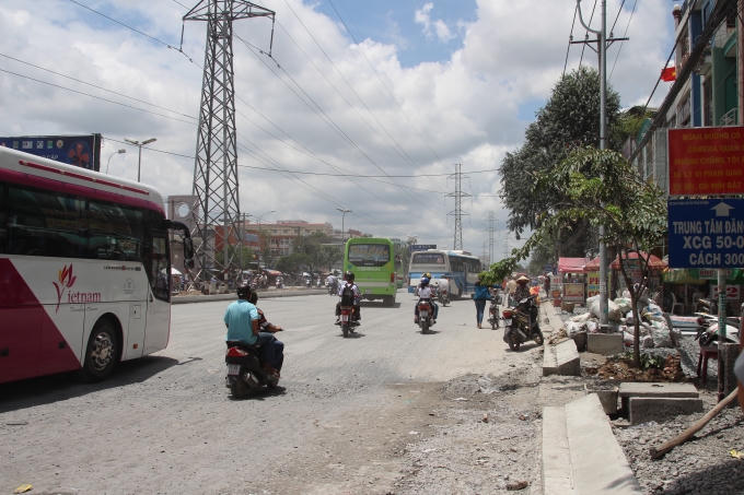 Vỉa hè ngổn ngang, mặt đường gồ ghề là những gì đang diễn ra hằng ngày tại nơi đây.