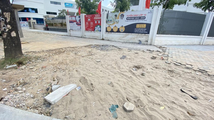 Dù xung quanh đã được lát đá vỉa hè hoàn thiện, nhưng khoảng trống trên vỉa hè này vẫn