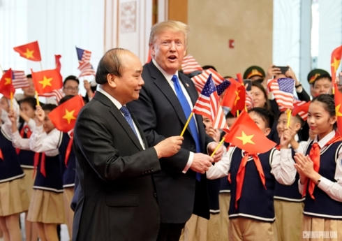Thủ tướng Nguyễn Xuân Phúc đã đón tiếp Tổng thống Donald Trump vào trưa 27/2, trong dịp ông Donald Trump tới Hà Nội dự Thượng đỉnh Mỹ-Triều Tiên.