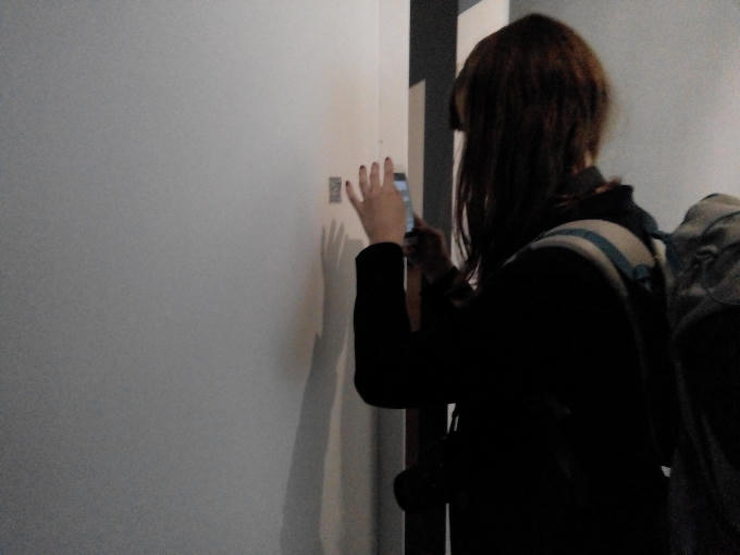 Triển lãm còn một điểm khá thú vị đó là người tham dự chỉ cần dùng điện thoại quét mã là có thể thoải mái thưởng thức các tác phẩm ngay trên điện thoại.