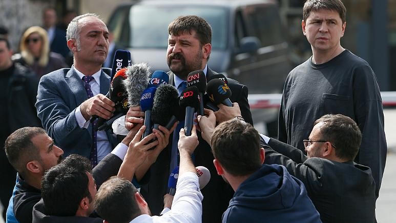 Các thành viên của phái đoàn Ukraine đưa ra tuyên bố sau cuộc đàm phán hòa bình ở Istanbul hôm 29/3. Ảnh: AP