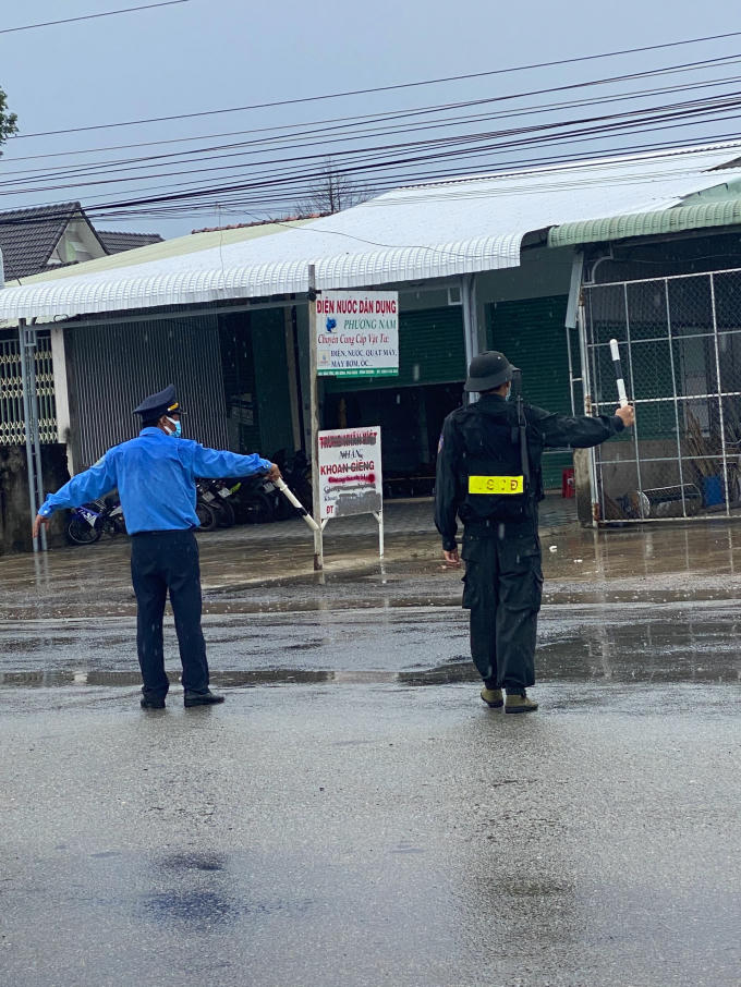 Tại chốt kiểm soát liên ngành ở xã Tân Lập (H.Đồng Phú), ĐVTN huyện Đồng Phú đang dựng lại các lán trại bị gió quật sập để người dân vào khai báo y tế