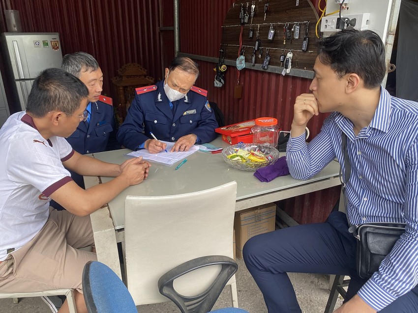 Thanh tra giao thông quận Hai Bà Trưng lập biên bản đối với người vi phạm.