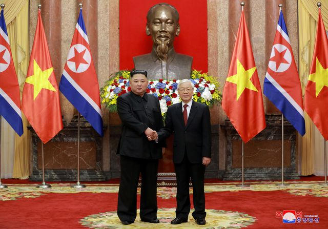 Hai nhà lãnh đạo bắt tay và bước vào hội đàm.