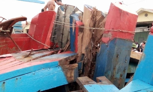 Tàu cá vỏ gỗ của ngư dân Tĩnh Gia bị đâm thủng, may mắn 14 ngư dân được cứu thoát. (Ảnh: Lam Sơn)