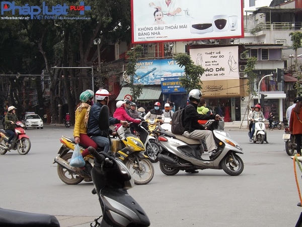 Việc quay đầu xe khiến giao thông ở đây trở nên hỗn loạn.