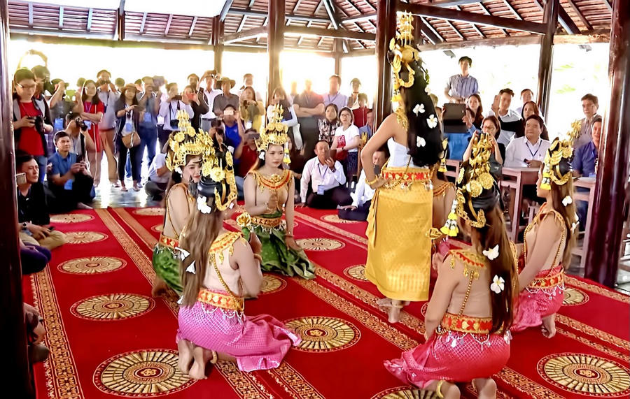 Những điệu múa truyền thống của các thiếu của thiếu nữ Khmer luôn thu hút đông đảo du khách thập phương khi đến tham quan tại chùa Xiêm Cán.