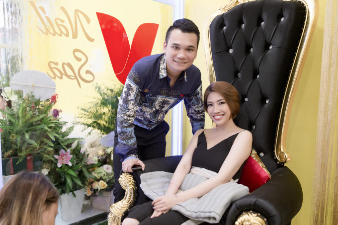 Pha Lê cũng đến chúc mừng Khắc Việt.