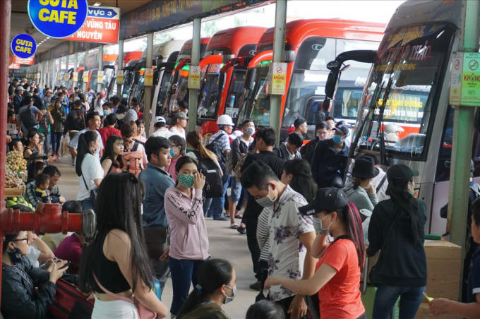 Khu vực xe chờ xuất bến đông nghịt người.