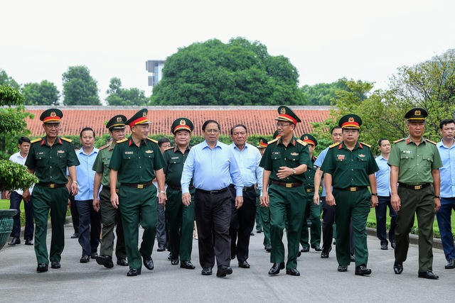 Thủ tướng Phạm Minh Chính kiểm tra khuôn viên Công trình Lăng Chủ tịch Hồ Chí Minh. (Ảnh: VGP/Nhật Bắc)