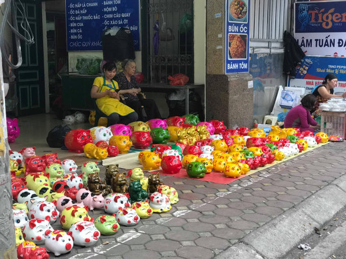 Những chú lợn đất cũng là mặt hàng hút khách đầu năm.