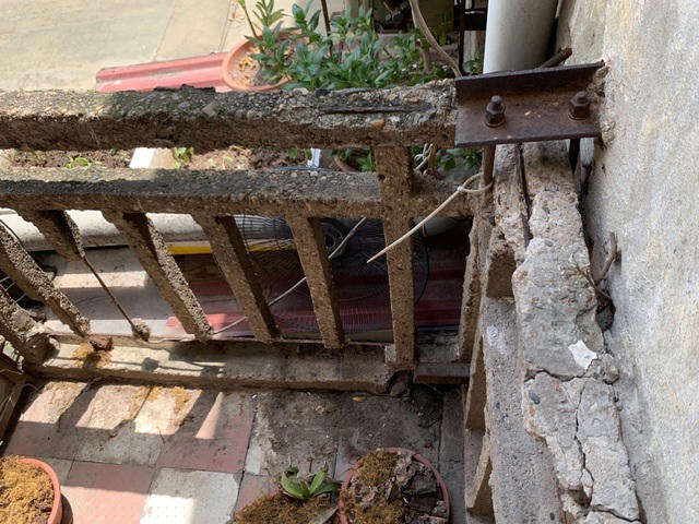 Khu vực ban công chung tại một khu chung cư xuống cấp, kết cấu bê tông cũ nứt vỡ, nhiều vị trí lộ cốt thép đã han gỉ không còn liên kết tiềm ẩn nhiều rủi ro cho cộng đồng dân cư.