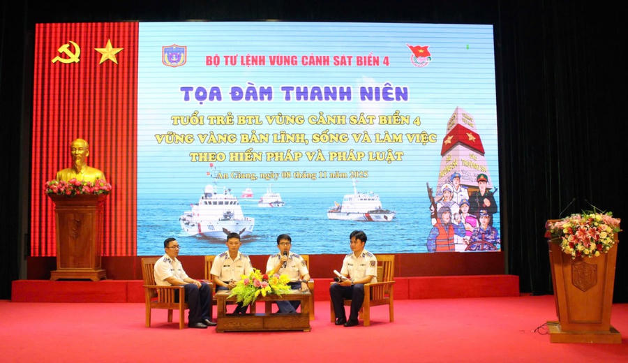 Đoàn viên thanh niên BTL Vùng CSB4 tích cực tham gia tọa đàm.