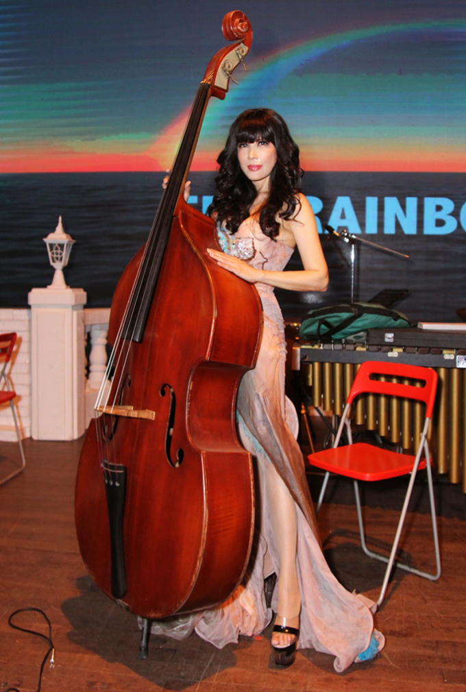 Nhật Hạ thân thiết với Đồng Lan trong show The Rainbow