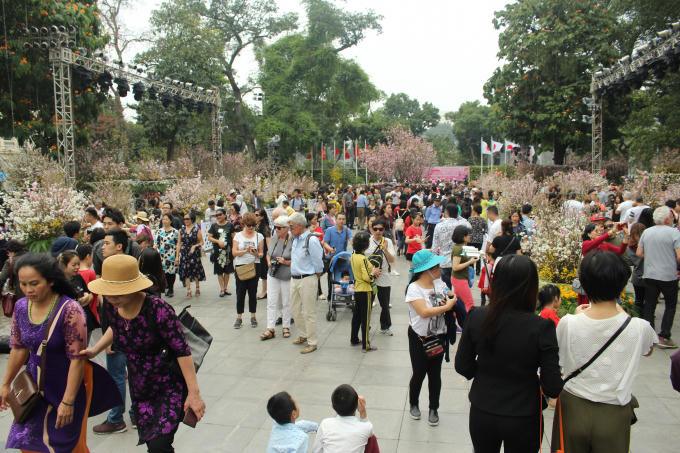 Ngay từ sáng, đã có hàng trăm người kéo về hồ Hoàn Kiếm để tham gia lễ hội hoa anh đào Nhật Bản 2018. Việc di chuyển khá khó khăn do lượng người tham gia lễ hội quá đông so với không gian trưng bày hoa anh đào. 