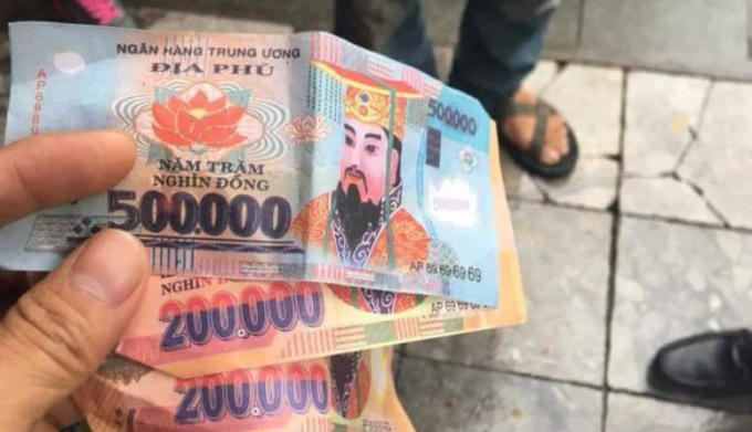 3 tờ tiền âm phủ được cho là của người đạp xích trả cho vị khách tây. Nguồn: H.P