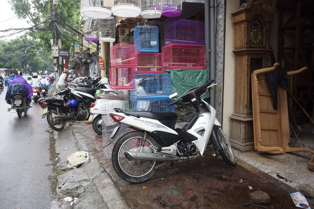 Đường Hoàng Hoa Thám bị lấn hết làn đường dành cho người đi bộ.