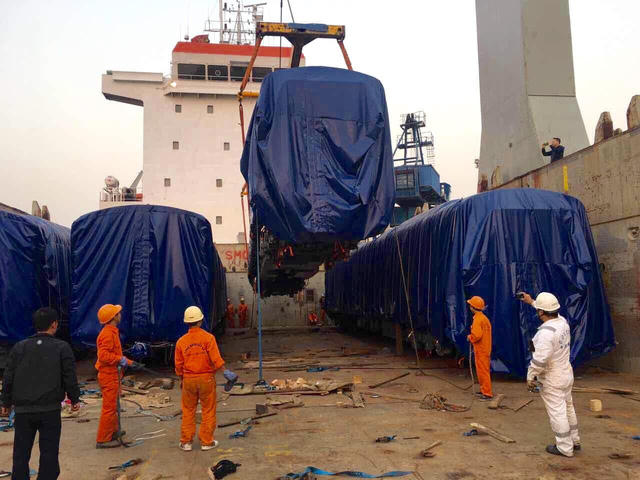Đoàn tàu đầu tiên gồm 4 đầu máy, toa xe khách đã về tới cảng Hải Phòng chiều 12/2
