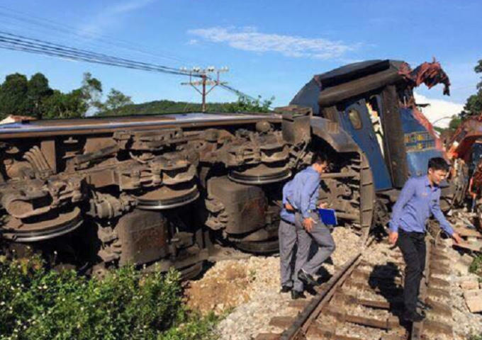 Tàu hỏa “húc” tung máy xúc ra khỏi đường ray, tài xế may mắn thoát chết.
