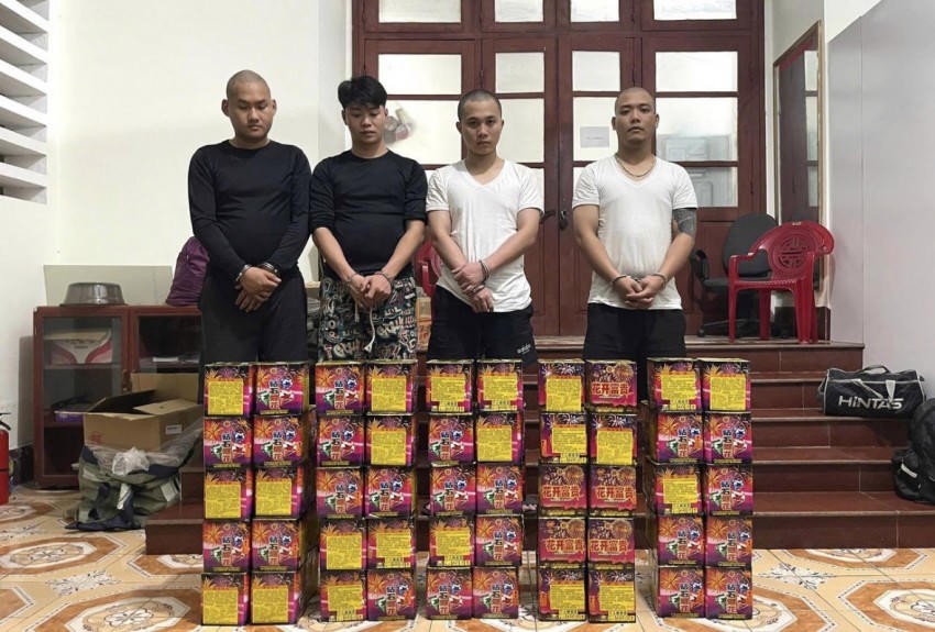 Các đối tượng cùng tang vật bị lực lượng Công an bắt giữ (Ảnh: Công an Cao Bằng)