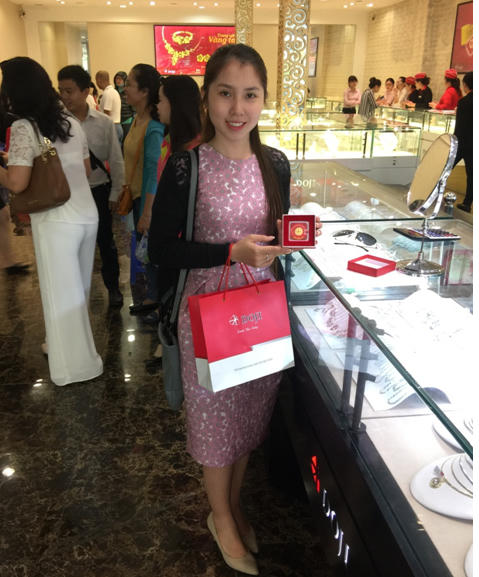 Hội sở phía Nam của Tập đoàn DOJI – Trung tâm 214 Phan Đăng Lưu P.3 , Q.Phú Nhuận vừa đi vào hoạt động cũng được lựa chọn là điểm mua sắm an toàn, tiện lợi của người dân trong ngày Thần Tài.