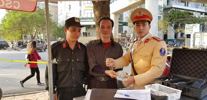 Tổ công tác Y8/141 trao trả dây truyền 1 cây vàng cho người đánh mất.