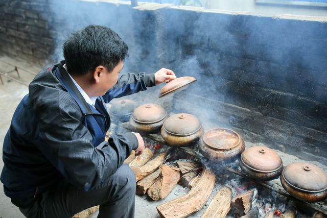 Anh Trần Bá Toản ở làng Vũ Đại (Lý Nhân, Hà Nam) cho biết: "Mỗi nhà kho cá ở đây lại có một điểm đặc biệt khác nhau, tuy cách kho cá giống nhau nhưng mỗi gia đình lại có lượng gia vị khác nhau. Điều đó phụ thuộc vào khẩu vị của từng người. Khâu trông lửa rất quan trọng, nếu không để ý cá rất dễ bị cháy".
