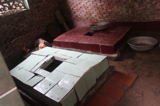 2 ngôi mộ của cha mẹ bà Huệ do chính tay bà xây dựng.