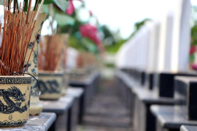 Đứng trước hàng ngàn ngôi mội liệt sĩ tại đây, chắc hẳn ai cũng phải thắt lòng bởi những người đã ngã xuống không ít người chỉ mới bước vào tuổi mười tám đôi mươi, tuổi đẹp nhất của cuộc đời.