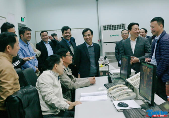 L&atilde;nh đạo c&ocirc;ng ty kiểm tra, gi&aacute;m s&aacute;t c&aacute;c bộ phận vận h&agrave;nh nh&agrave; m&aacute;y.